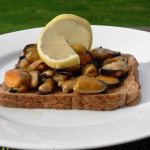 Mussels and garlic with a good squeeze of lemon, one of my favourite flavour combinations!