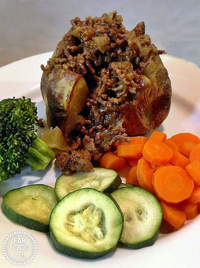 Minced Beef & Onions on s jacket potato, carrots, courgette & broccoli.