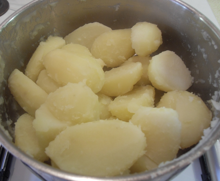 Boiled Potatoes for Crispy Coated Roast Potatoes - made with a savoury semolina coating! #potatoes #RoastPotatoes #Spuds #roast #RoastPotatoeRecipes #vegetables #vegetablerecipes #sidedish #ThanksGivingRecipe #ChristmasSideDish #SundayRoast #CrispyPotatoes #savourycoating #semolina #semolinarecipes