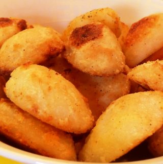 Crispy Coated Roast Potatoes - made with a savoury semolina coating! #potatoes #RoastPotatoes #Spuds #roast #RoastPotatoeRecipes #vegetables #vegetablerecipes #sidedish #ThanksGivingRecipe #ChristmasSideDish #SundayRoast #CrispyPotatoes #savourycoating #semolina #semolinarecipes