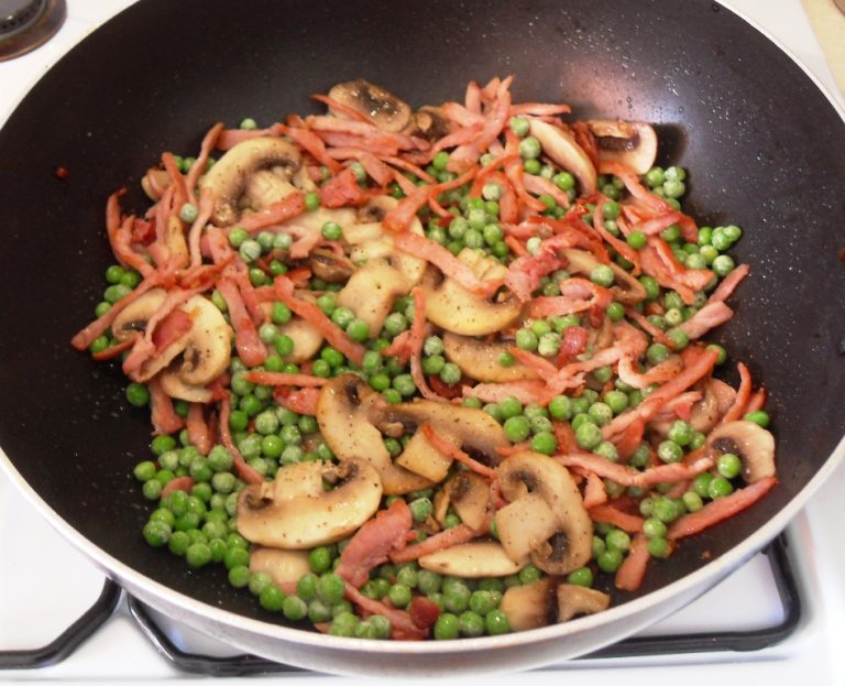 Bacon, Mushroom and Pea Linguine so quick & easy! Fab Food 4 All