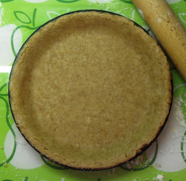 Wholemeal pastry in a pie plate.