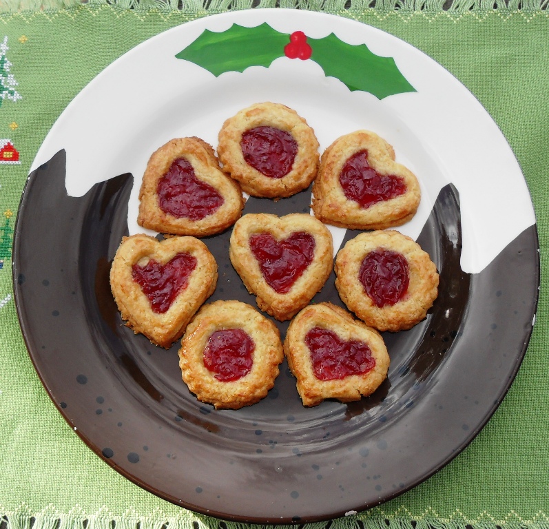 Hallon Cookies on a Christmas plate.