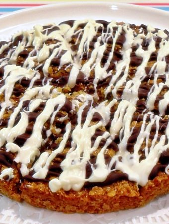 Chocolate Drizzle Flapjacks - topped with white and dark chocolate! A favourite from childhood! #Flapjacks #OatRecipes #DarkChocolate #WhiteChocolate #kidsbaking #kidsrecipes #RetroRecipes #LadybirdBooks #baking #easybaking