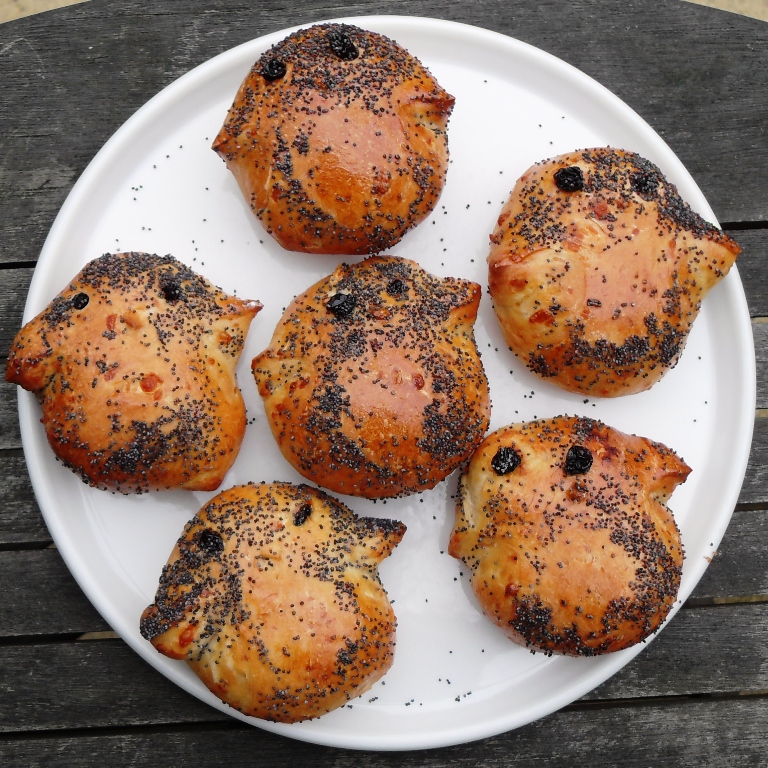 Cheesy Penguin Breads - cute penguin shaped rolls!