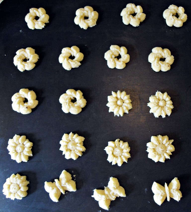 Danish Vanilla Wreaths (Vanille Kranse) raw cookies on baking sheet.