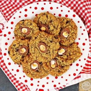 Easy Creme Egg Cookies - delicious chewy cookies perfect for Easter!via @fabfood4all