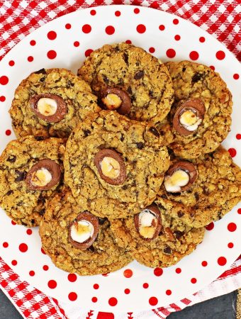 Easy Creme Egg Cookies - delicious chewy cookies perfect for Easter!via @fabfood4all