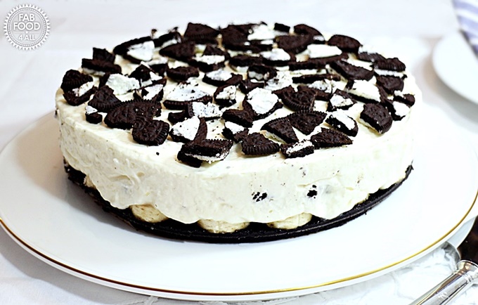 Banoreo Cheesecake on serving platter.