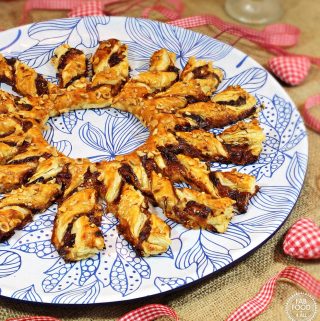 Brie & Cranberry Tear & Share Wreath - Fab Food 4 All #Brie #Cranberry #Christmas #Buffet #PuffPastry #CheeseStraws