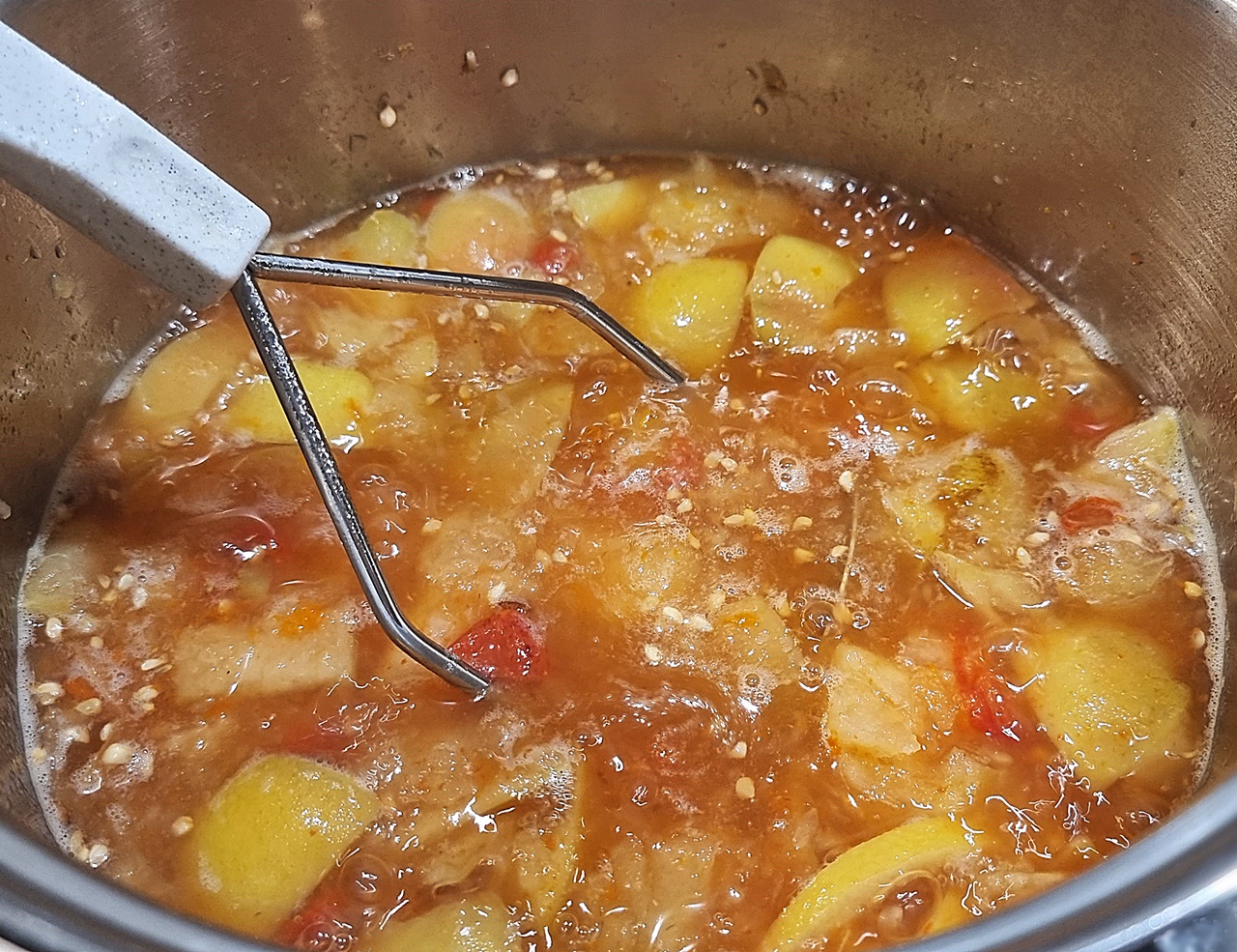 Cooked rosehips, apples and lemons slices looking pulpy.