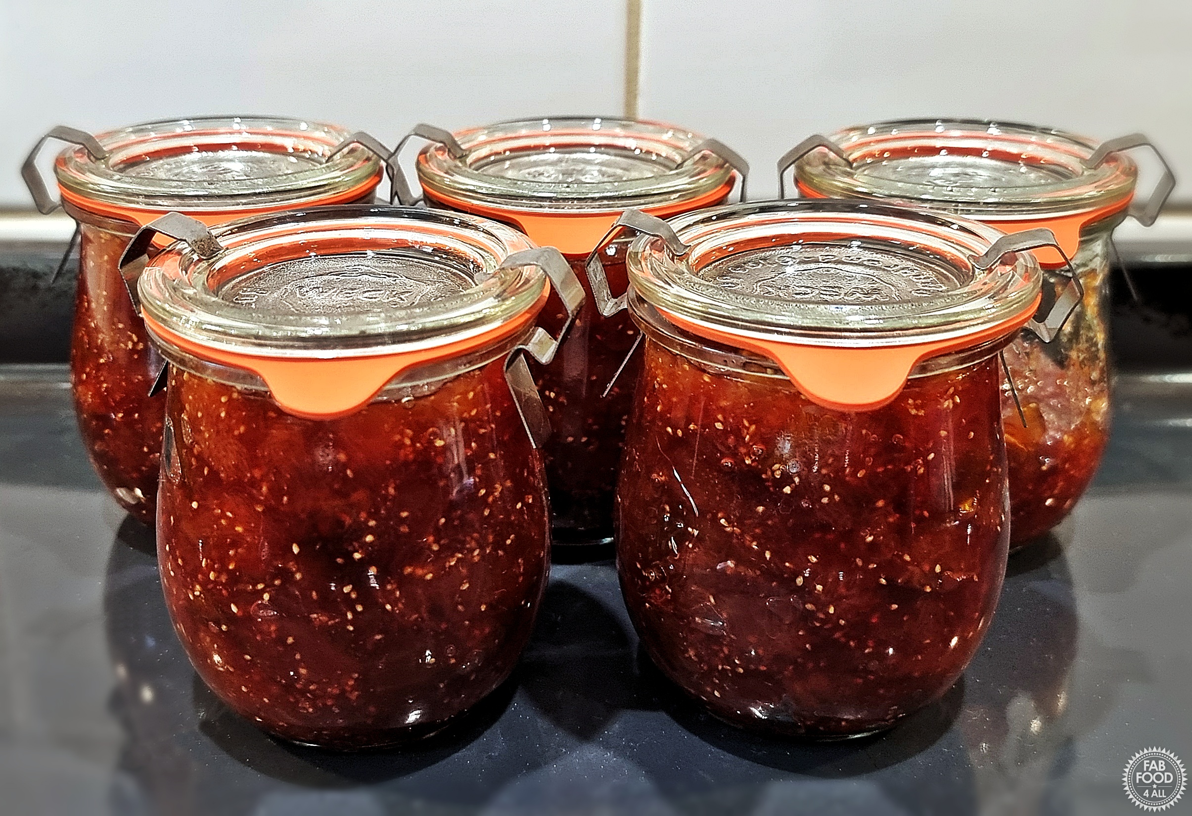 5 Weck jars of Simple Fig Jam sealed with lids and clips.